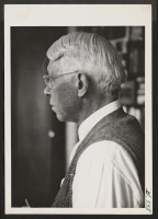 [recto] A close-up of Carl Sandburg, Lincoln biographer, poet, and staunch advocate of American principles of equality. This picture was taken ...