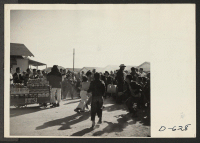 [recto] A few of the spectators who witnessed the Harvest Festival Parade held at this center on Thanksgiving day. ;  Photographer: Stewart, Francis ;  Rivers, Arizona.